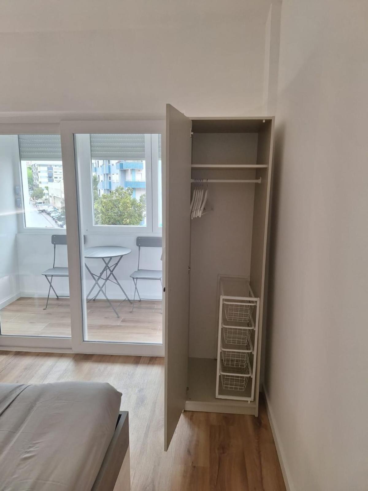 Lisbon South Bay Rooms 2 Almada Exterior photo